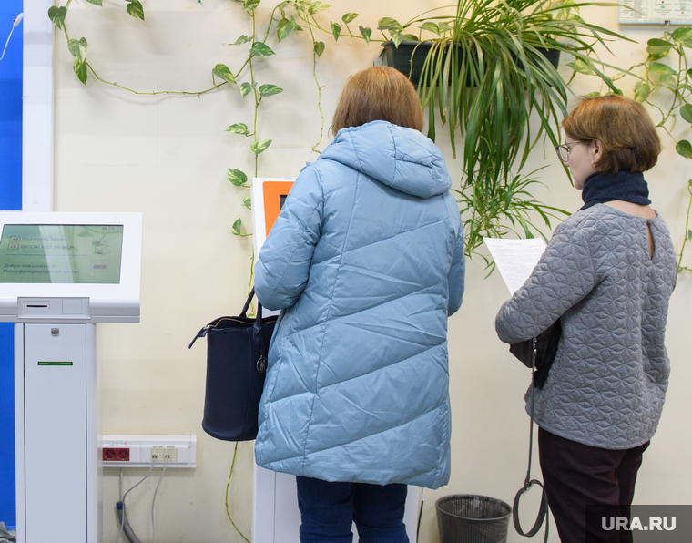 Родители подают документы в МФЦ на поступление детей в первый класс. Екатеринбург, госуслуги, многофункциональный центр, подача документов, мфц