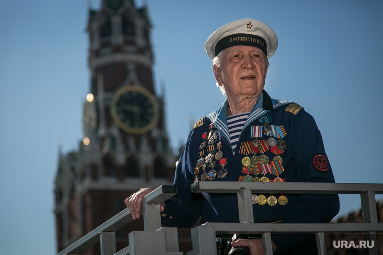 Парад Победы на Красной площади. Москва, спасская башня, моряк, ветеран, медали, 9 мая