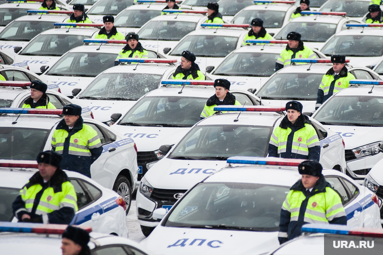 Вручение свердловским полицейским ключей от новых автомобилей. Екатеринбург , машина дпс, машины, полиция, правоохранительные органы, гибдд, дпс, автомобили