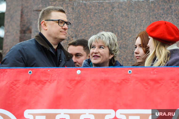 Хотя Текслер еще не решил, что будет делать с ЗВУ, руководитель аппарата «За возрождение Урала» Юлия Капкова стояла на трибуне рядом с врио губернатора