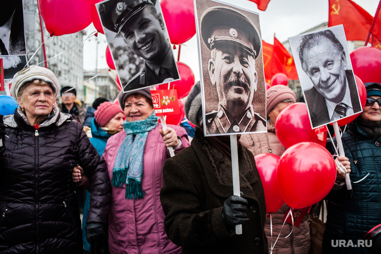 Позже коммунисты провели свое шествие — отдельно от всех