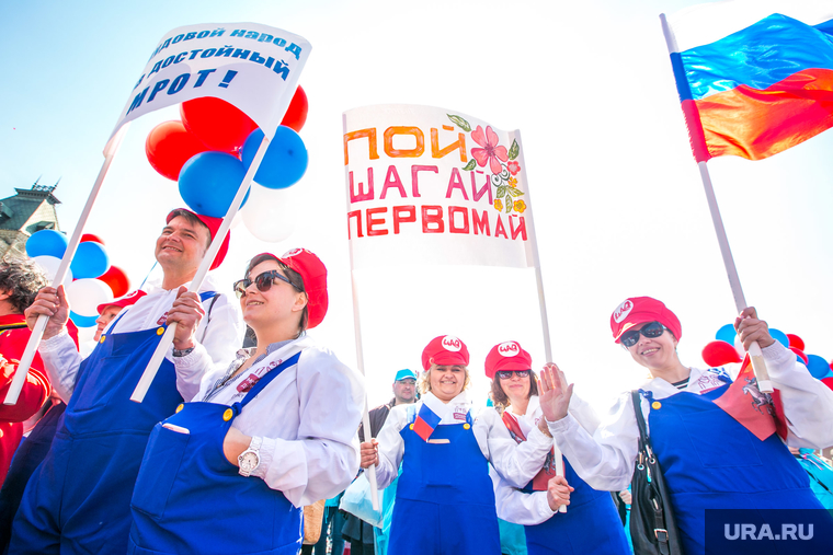 Многие участники приходили с флагами и транспарантами