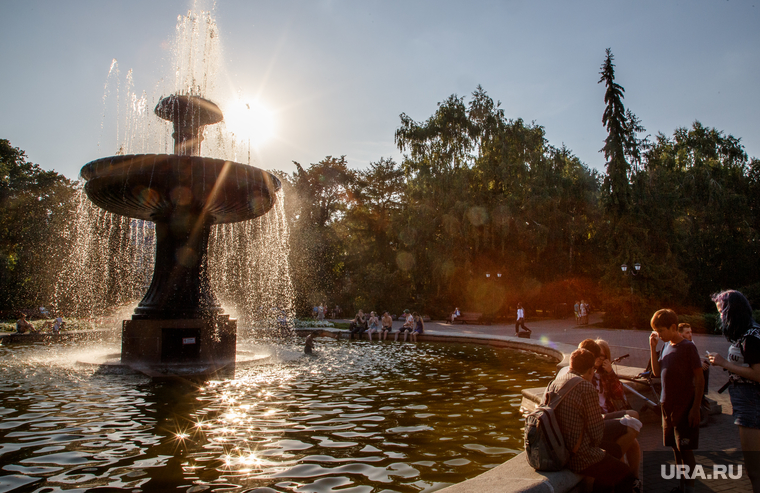 Жизнь Екатеринбурга в жару, лето, жара, солнце, отдых горожан, дендропарк, фонтан