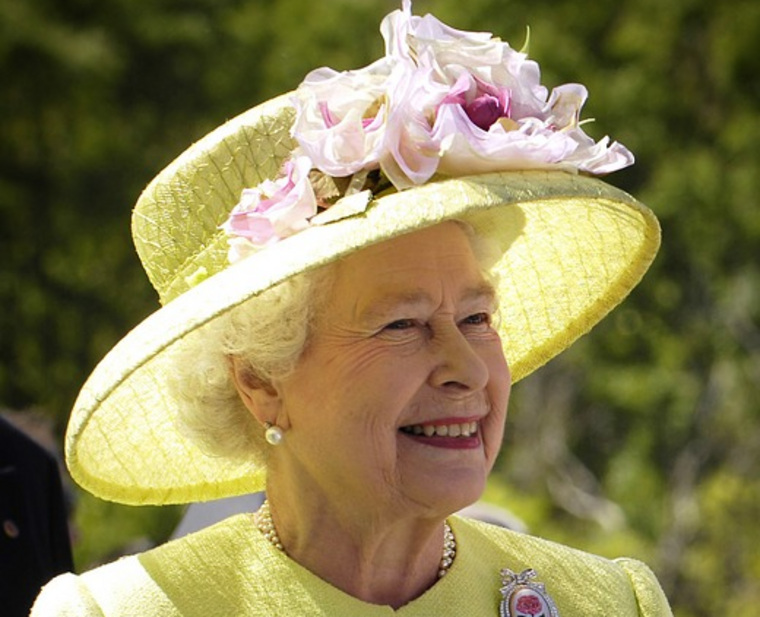 Денег у правящей королевы Елизаветы II оказалось меньше, чем у рок-музыкантов группы Queen