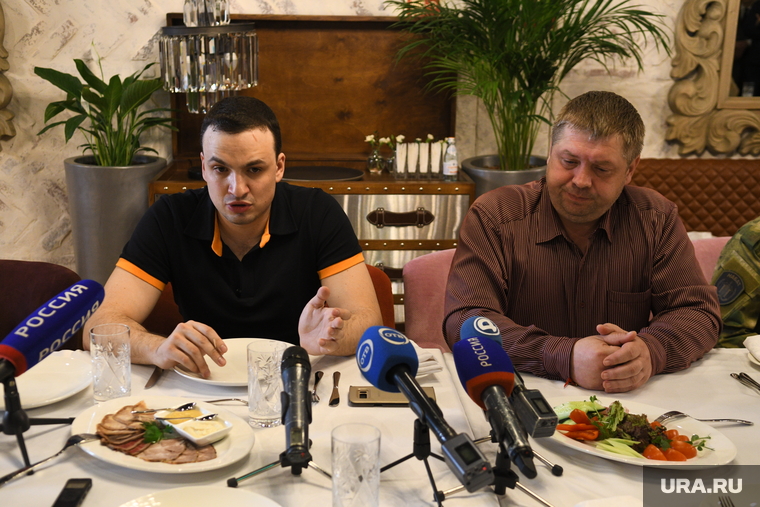 Павел Грибков (справа) участвовал в сегодняшней пресс-конференции Дмитрия Ионина