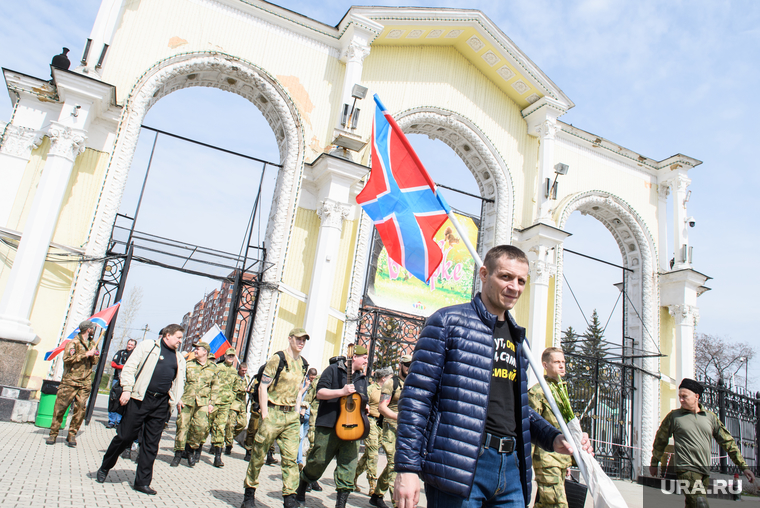 Перед церемонией воины-добровольцы прошли по ЦПКиО с флагами России и Новороссии