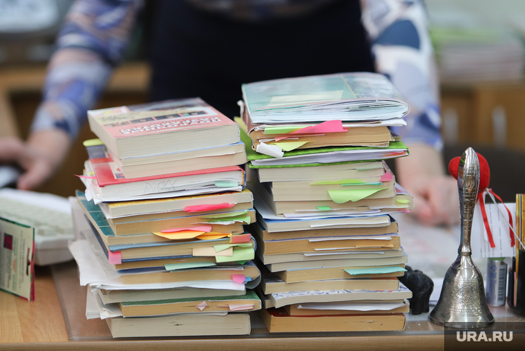 Школа. Курган, книги, учебники, школа, колокольчик