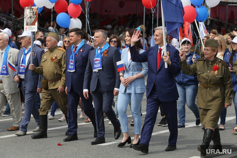 Депутат тюменской облдумы Владимир Столяров (третий слева) не забыл добавить к костюму такую важную деталь, как фляжка. Праздник же!