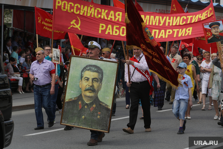 а их «заклятые друзья» из Российской коммунистической рабочей партии (РКРП) вышли на парад с портретом кумира