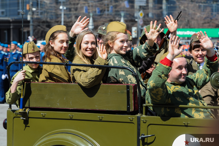 Парад Победы, торжественное построение на Площади революции. Челябинск, девушки в форме, приветствие, парад военной техники