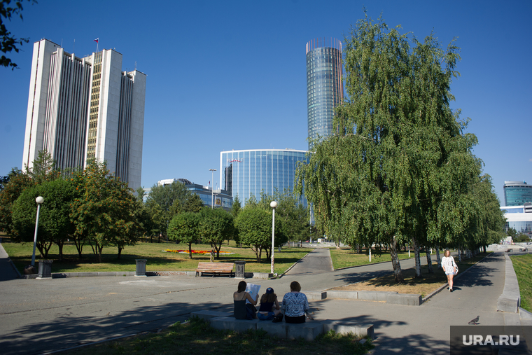 Виды Екатеринбурга, правительство свердловской области, сквер, аллея, октябрьская площадь, башня исеть, отель хайатт