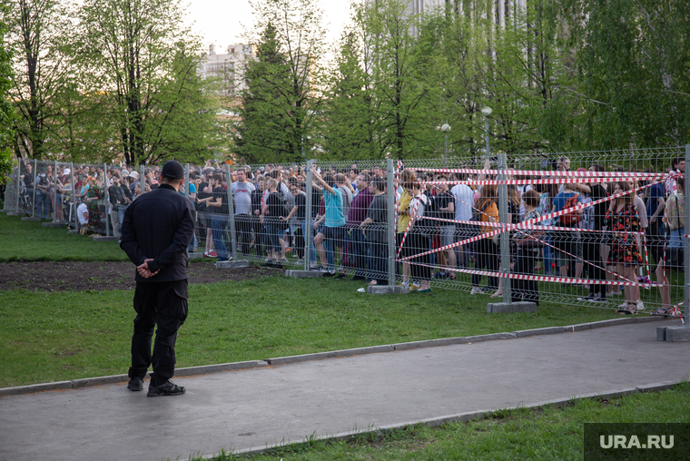Протест против строительства  храма святой Екатерины в сквере около драмтеатра. Екатеринбург, ограждение, забор, сквер на драме, за сквер