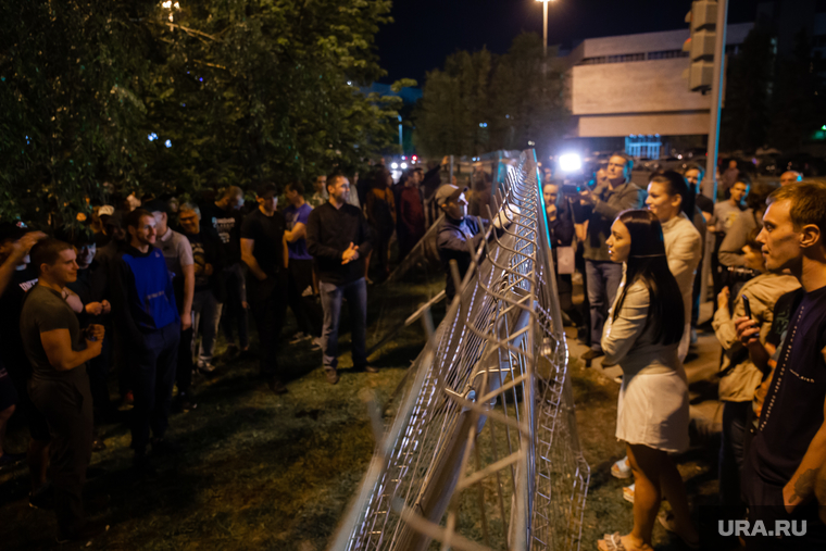 Ночной протест против строительства  храма святой Екатерины в сквере около драмтеатра. Екатеринбург, сквер на драме, храм на драме