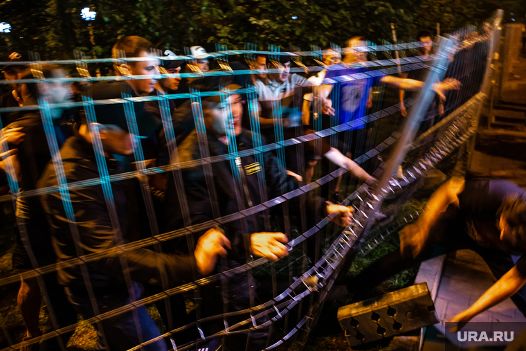 Ночной протест против строительства  храма святой Екатерины в сквере около драмтеатра. Екатеринбург, ограждение, забор