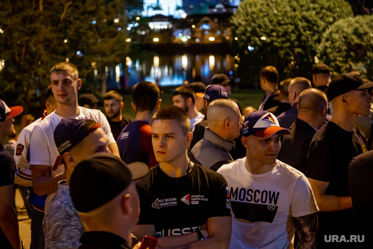 Ночной протест против строительства  храма святой Екатерины в сквере около драмтеатра. Екатеринбург, сквер на драме, борцы рмк