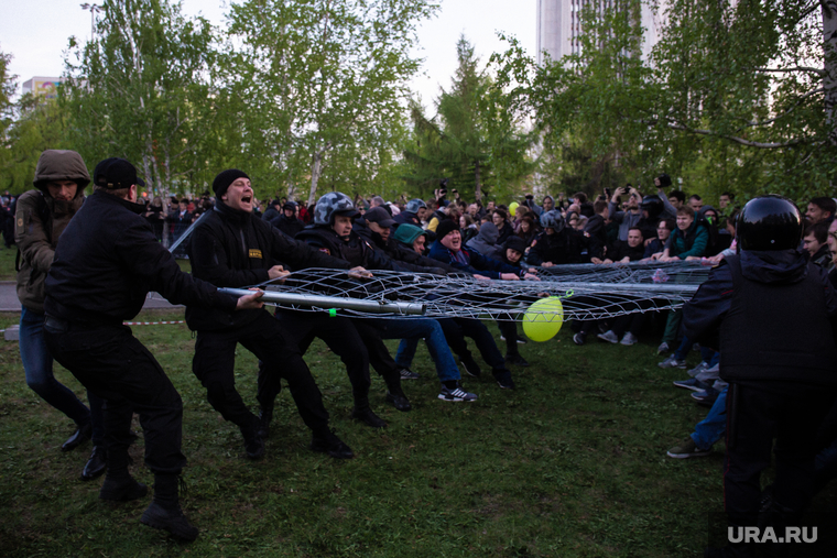 Протесты у сквера. Екатеринбург, беспорядки, сквер на драме