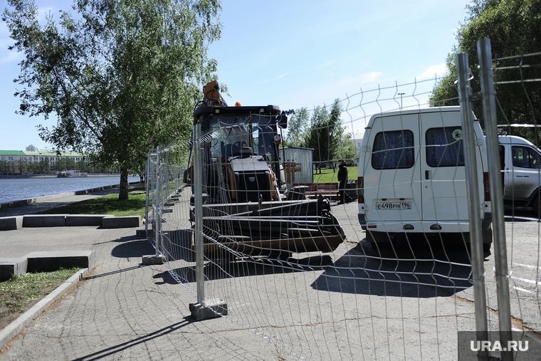 В сквере можно заметить экскаваторы…