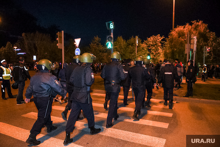 Третий день протестов против строительства храма Св. Екатерины в сквере около драмтеатра. Екатеринбург, пешеходный переход, сквер на драме