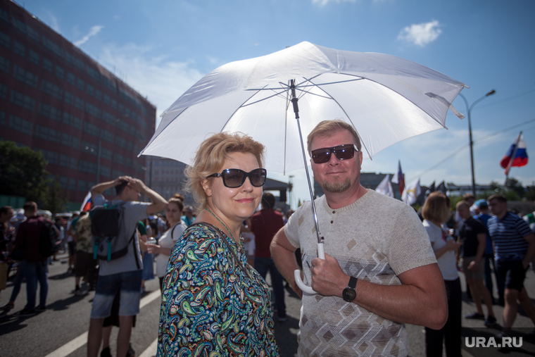 Митинг Либертарианской партии против пенсионной реформы. Москва, пара, протестующие, жара, зонтик, темные очки, митинг, протест, солнце