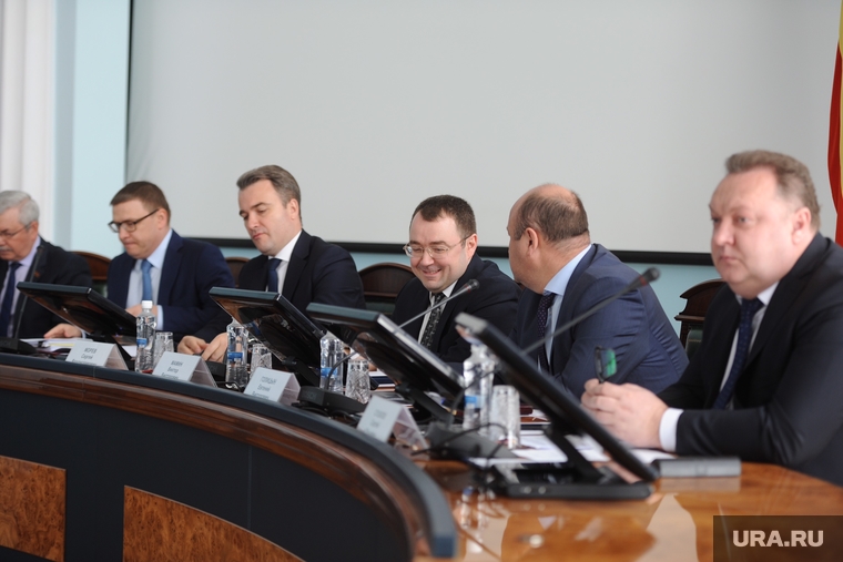 Виктор Мамин (в центре) занял место в президиуме между Евгением Голицыным (второй справа) и Сергеем Моревым