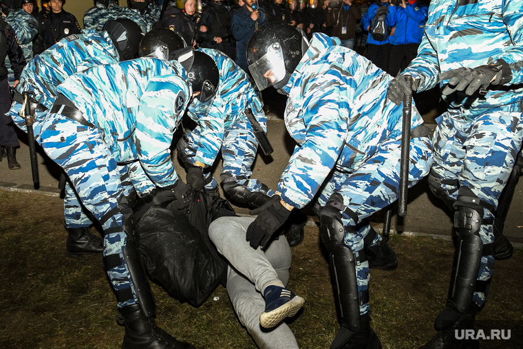 Третий день протестов против строительства храма Св. Екатерины в сквере около драмтеатра. Екатеринбург, задержание, омон