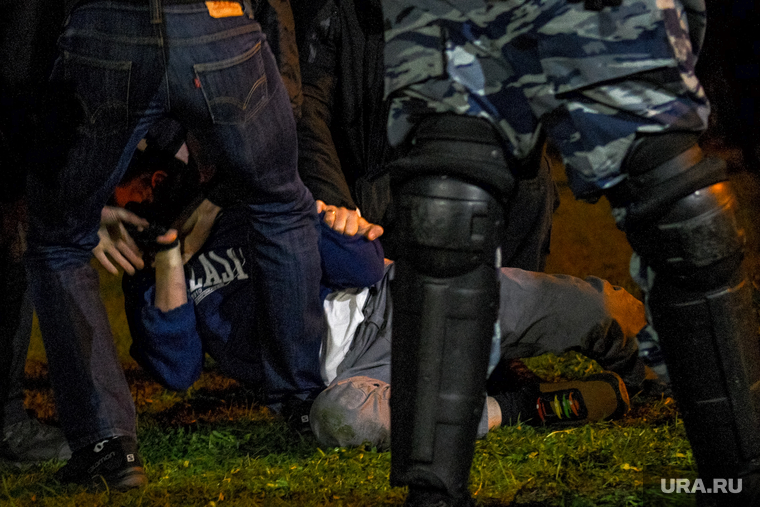 Второй день протестов против строительства храма Св. Екатерины в сквере около драмтеатра. Екатеринбург, росгвардия, задержание, сквер на драме