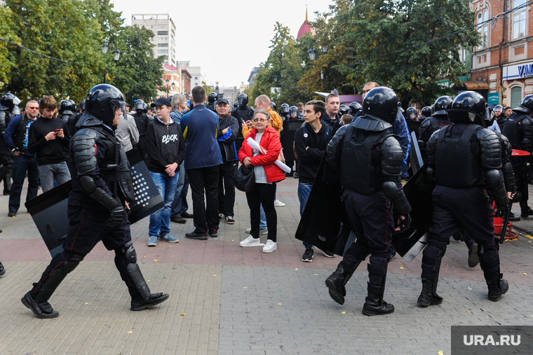 Несанкционированный митинг сторонников Навального против пенсионной реформы. Челябинск, оцепление, омон
