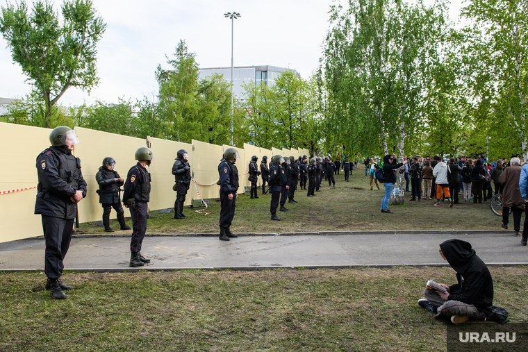 Третий день протестов против строительства храма Св. Екатерины в сквере у театра драмы. Екатеринбург, оцепление, забор, сквер на драме