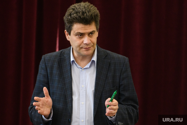Шестой день протестов против строительства храма Св. Екатерины в сквере около драмтеатра - встреча Александра Высокинского с инициативной группой. Екатеринбург