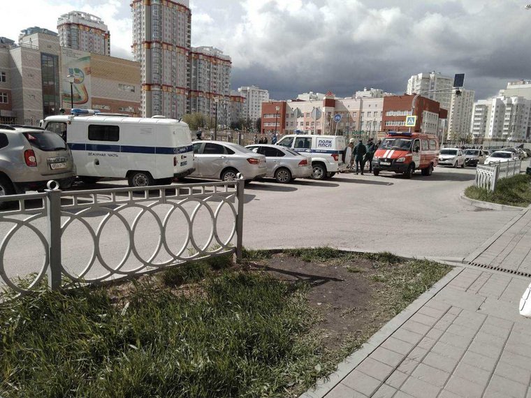 Школу оцепила полиция, у входа дежурят пожарные