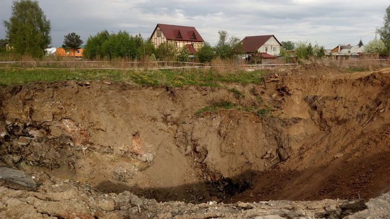 Гигантская воронка появилась на окраине Березовского