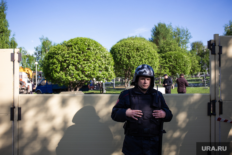 Протесты против строительства храма Св. Екатерины в сквере у театра драмы.
Екатеринбург, росгвардия, забор, сквер на драме