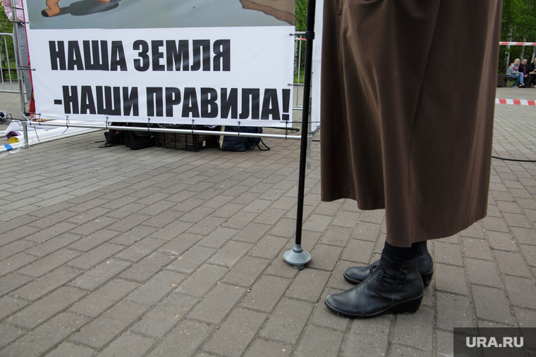 Митинг избирателей против депутатов, за снижение коммунальных тарифов . Пермь, пикет, пенсионерка, трость, бабушка, наша земля наши правила