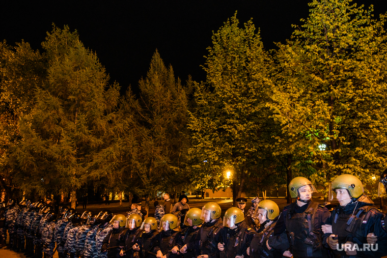 Третий день протестов против строительства храма Св. Екатерины в сквере у театра драмы. Екатеринбург, оцепление, сквер на драме, омон