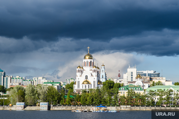 Восьмой день протестов против строительства храма Св. Екатерины в сквере около драмтеатра - начало демонтажа забора. Екатеринбург, храм на крови, город екатеринбург