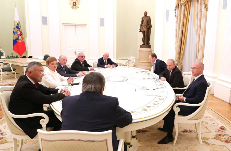 Во встрече с президентом принял участие и бывший глава Челябинской области Борис Дубровский (на фото справа от Марины Ковтун)