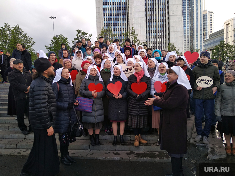 Седьмой день протеста: рок-концерт группы Аркадий Коц, молебен с "Катюшей" и дискуссии, сестры милосердия, православная служба милосердия