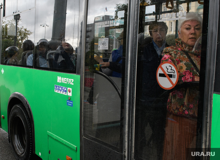 Задержания участников митинга против пенсионной реформы в Екатеринбурге, не курить, автобус, курение запрещено, оцепление