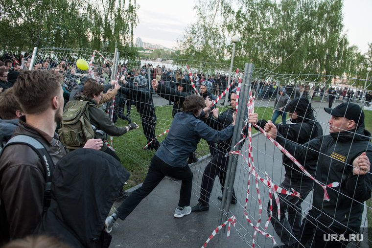 Второй день протестов против строительства храма Св. Екатерины в сквере около драмтеатра. Екатеринбург, протест, храм на драме, сквер на драме