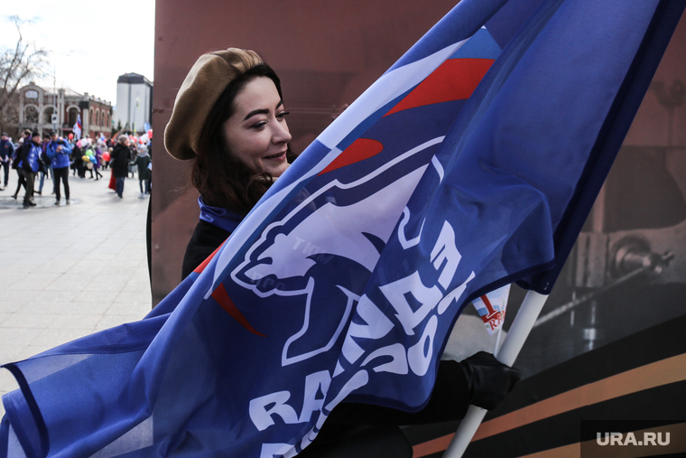 Первомайская демонстрация. Тюмень, флаг единая россия, швецова ольга