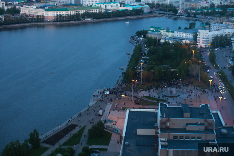 Третий день протестов против строительства храма Св. Екатерины в сквере у театра драмы.
Екатеринбург, сквер, река исеть, город екатеринбург, вид сверху, сквер на драме