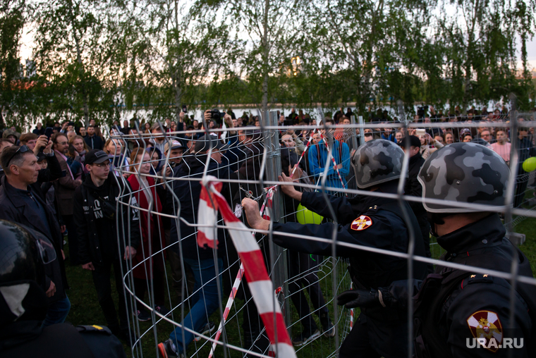 Акция против строительства собора святой Екатерины на Октябрьской площади. Екатеринбург, ограждение, росгвардия, сквер на драме