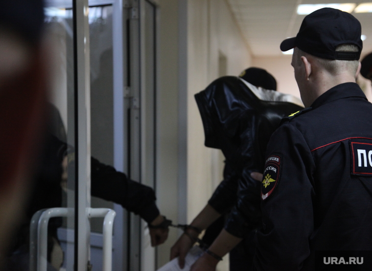 Суд по убийству владельца ресторана "СССР". Екатеринбург, конвой, сопровождение, преступник, наручники
