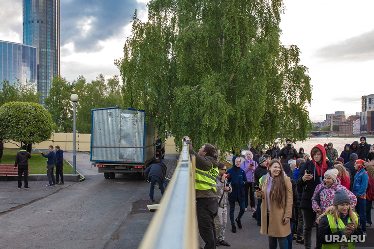 Восьмой день протестов против строительства храма Св. Екатерины в сквере около драмтеатра. (демонтаж забора) Екатеринбург, сквер на драме, демонтаж забора