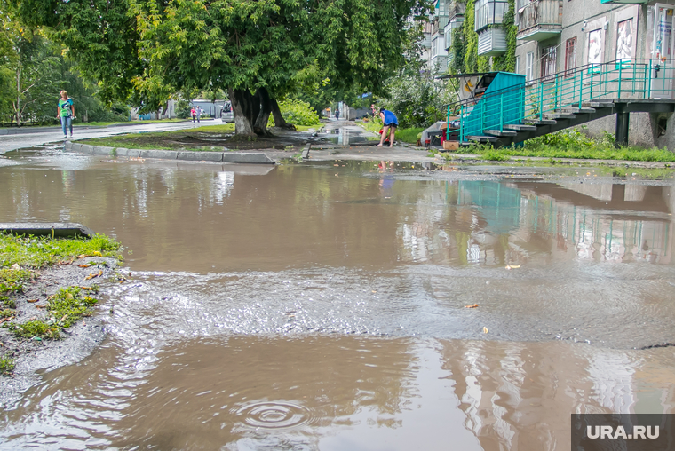 Разное. Курган, лужа, улица пушкина, тротуар в воде