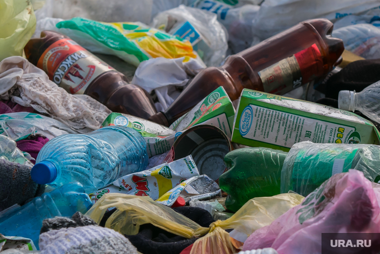 Свалка мусора в частном секторе города не перекрестке улиц Чкалова и Зеленой. Курган, мусор, помойка, пластиковые бутылки, пустые бутыли, свалка