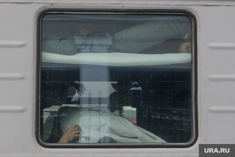 Подготовка поезда дальнего следования к рейсу: проводница в пассажирском вагоне. Екатеринбург, путешествие, поездка, плацкарт, пассажирский поезд, пассажиры, отпуск, окно, железная дорога