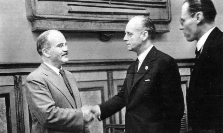 Договор о ненападении между Германией и СССР в августе 1939 года подписали Вячеслав Молотов и Иоахим фон Риббентроп