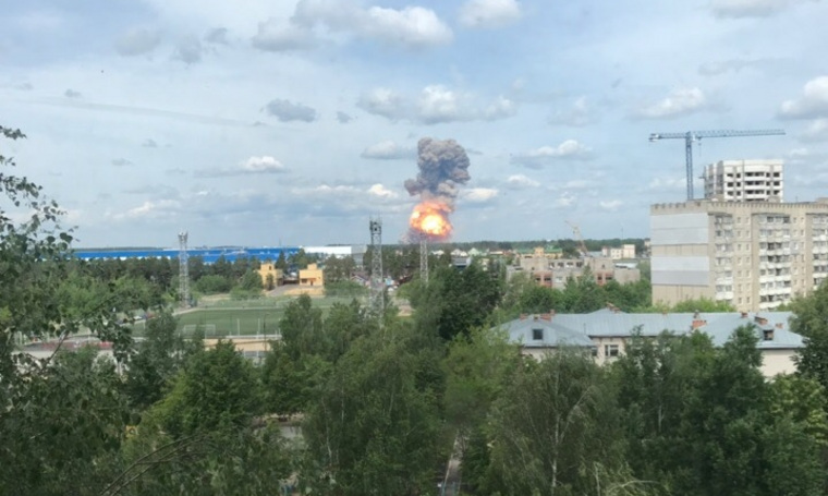 После взрыва над территорией завода поднимается густой дым