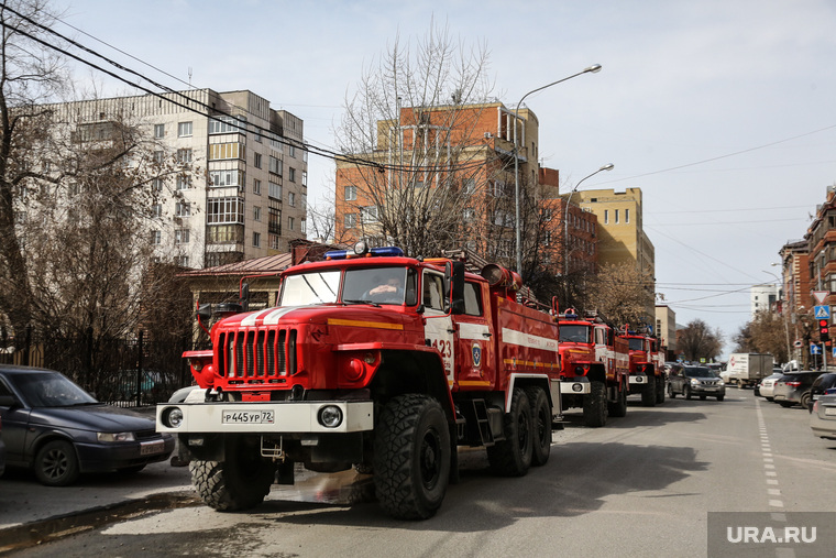 Пожар в историческом здании по ул. Дзержинского 34. Тюмень, пожар, пожарные расчеты